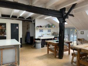 ダルフセンにあるBoerderij met atelierのテーブルとキッチン付きの広い客室です。