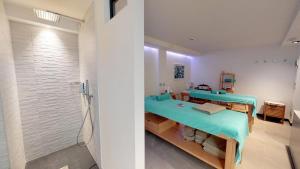a bathroom with two beds and a shower at Hotel Metropole in Santa Margherita Ligure