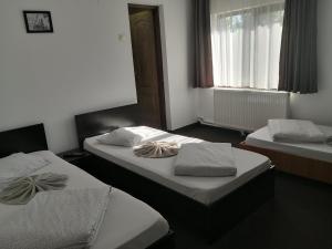 Una cama o camas en una habitación de Pensiunea Platinum 64 fotos más