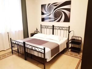 a bedroom with a bed and a painting on the wall at B&B Villa Ida Pescara Centro in Pescara