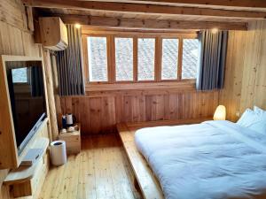 Tempat tidur dalam kamar di Tong Sang Art Hotel