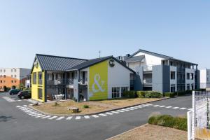 un grupo de casas en un estacionamiento en B&B HOTEL CHATEAUROUX Aéroport, en Déols