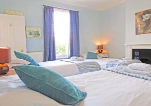 Posteľ alebo postele v izbe v ubytovaní Bury Villa - 7 bedrooms sleeping 18 guests