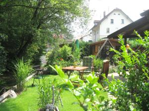 a garden with a table and chairs in the grass at Ferienwohnung Wagner in Isny im Allgäu