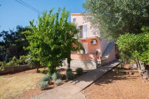 een huis met bomen en planten ervoor bij House Tereza in Vodice