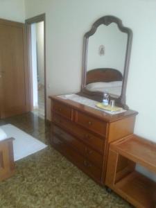 un bagno con cassettiera e specchio di Barigau B&B a Lanusei