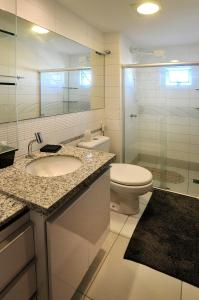 La salle de bains est pourvue d'un lavabo, de toilettes et d'une douche. dans l'établissement Elza's Appartament, à João Pessoa