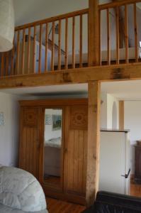 een houten trap in een slaapkamer met een bed bij Barrington Barn in Barrington