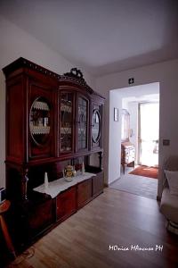 un gran armario de madera en la sala de estar. en B&B La Reggia en Venaria Reale