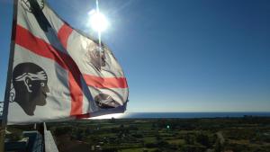 Un drapeau américain avec un visage de pirate dans l'établissement B&B Eleonora D'Arborea, Centro Storico, à Posada