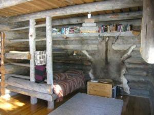 VeskoniemiにあるHoliday Home Nanguvilla by Interhomeのログキャビン内のベッドルーム1室