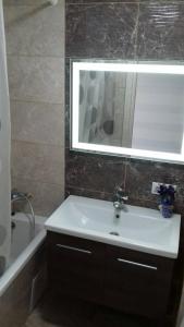 Koupelna v ubytování Современная квартира у метро Студенческая Дафи Караван Барабашово