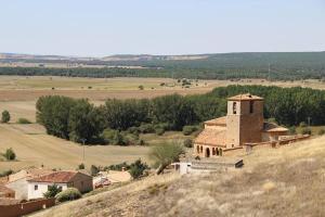 um pequeno edifício ao lado de uma colina em Tierras de Aguilera em Aguilera