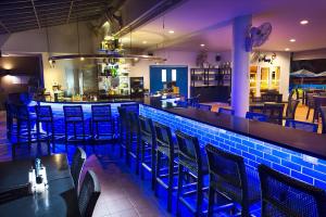 Un restaurant sau alt loc unde se poate mânca la Grand Blue Condominium 509 Mea Phim Beach, Klaeng, Rayong, Thailand