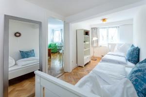ザルツブルクにあるGetreidegassen Appartementsのベッドルーム1室(ベッド2台、鏡付)