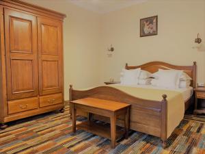 a bedroom with a bed and a table in it at Vila Preciosa in Alba Iulia