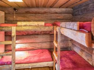 1 dormitorio con 3 literas en una cabaña en Holiday Home Ruska-ruka 8-3 by Interhome, en Ruka