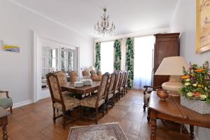 comedor con mesa y sillas en Marquisat de Vauban - Exclusive home, en Neuf-Brisach