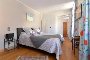 Un pat sau paturi într-o cameră la Marquisat de Vauban - Exclusive home