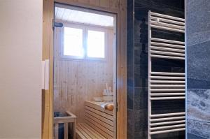 a bathroom with a shower with a window and a toilet at Baabe Villen Ensemble Strandwohnun in Baabe