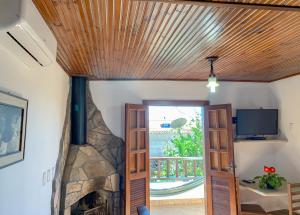 Μια τηλεόραση ή/και κέντρο ψυχαγωγίας στο Pousada Arco-Íris