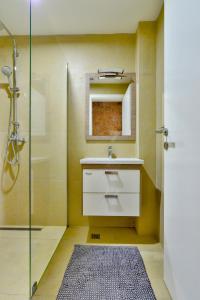 Ένα μπάνιο στο Lux Apartment Luna +34 φωτογραφίες