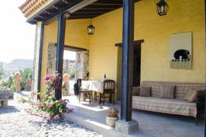 サン・バルトロメにあるEl Valle de Chiraのパティオ(ソファ、テーブル、犬付)