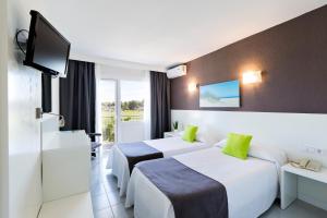 Postel nebo postele na pokoji v ubytování Hotel Don Miguel Playa
