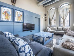 塔拉戈納的住宿－TarracoHomes, Duplex la nau，客厅配有沙发和桌子
