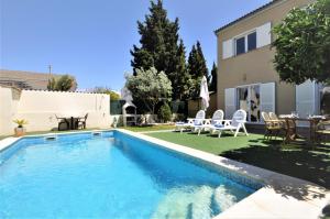 una piscina en el patio trasero de una casa en VILLA HUGO- Badia Gran- Llucmajor- Mallorca, en Llucmajor