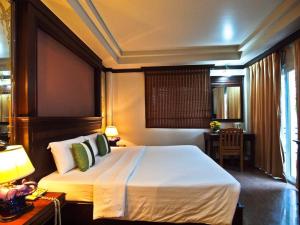 sypialnia z dużym łóżkiem w pokoju w obiekcie P.P. Casita - Adult Only w Ko Phi Phi