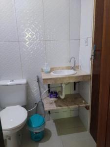 倫索伊斯的住宿－Hospedaria Casa de Adriana，浴室配有白色卫生间和盥洗盆。