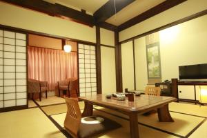 Televízia a/alebo spoločenská miestnosť v ubytovaní Ryokan Murayama