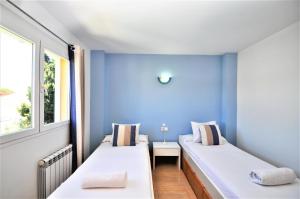 Posteľ alebo postele v izbe v ubytovaní VILLA HUGO- Badia Gran- Llucmajor- Mallorca