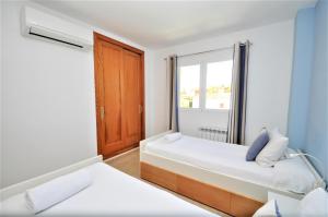 Posteľ alebo postele v izbe v ubytovaní VILLA HUGO- Badia Gran- Llucmajor- Mallorca