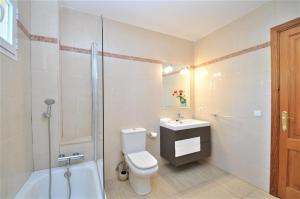 Kúpeľňa v ubytovaní VILLA HUGO- Badia Gran- Llucmajor- Mallorca