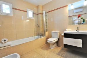 Kúpeľňa v ubytovaní VILLA HUGO- Badia Gran- Llucmajor- Mallorca