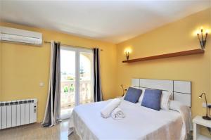 Posteľ alebo postele v izbe v ubytovaní VILLA HUGO- Badia Gran- Llucmajor- Mallorca + 34 fotografií