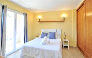 Posteľ alebo postele v izbe v ubytovaní VILLA HUGO- Badia Gran- Llucmajor- Mallorca