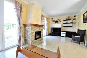Televízia a/alebo spoločenská miestnosť v ubytovaní VILLA HUGO- Badia Gran- Llucmajor- Mallorca