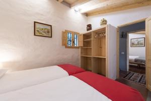 1 dormitorio con cama blanca y manta roja en Casa el Refugio de Arucas en Arucas