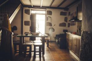 Posezení v ubytování Vivelorural casa Tunte 3, BBQ y terraza