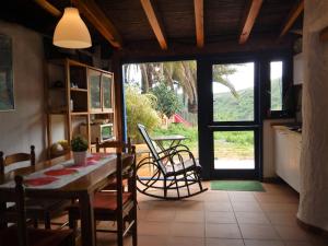 eine Küche und ein Esszimmer mit einem Tisch und Stühlen in der Unterkunft La Cuevita in Santa Brígida