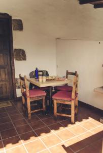 a kitchen with a table and two chairs at Vivelorural Casa Tunte 2, BBQ y terraza in San Bartolomé de Tirajana