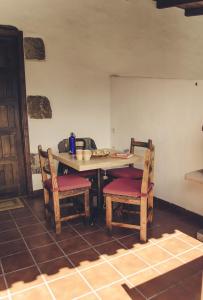 a kitchen with a table and two chairs at Casa rural en Hoya de Tunte 2 in San Bartolomé