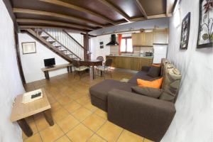 a living room with a couch and a table at Casa Rural en Hoya de Tunte 1 in San Bartolomé de Tirajana