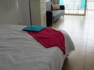 Posteľ alebo postele v izbe v ubytovaní Vivelorural Canteras 208 beach front with wifi