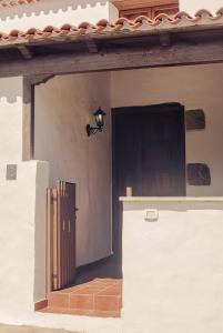 an entrance to a building with a wooden door at Casa rural en Hoya de Tunte 2 in San Bartolomé