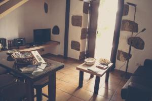 TV a/nebo společenská místnost v ubytování Vivelorural casa Tunte 3, BBQ y terraza