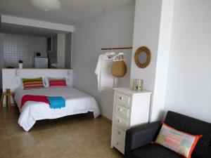 Posteľ alebo postele v izbe v ubytovaní Vivelorural Canteras 208 beach front with wifi